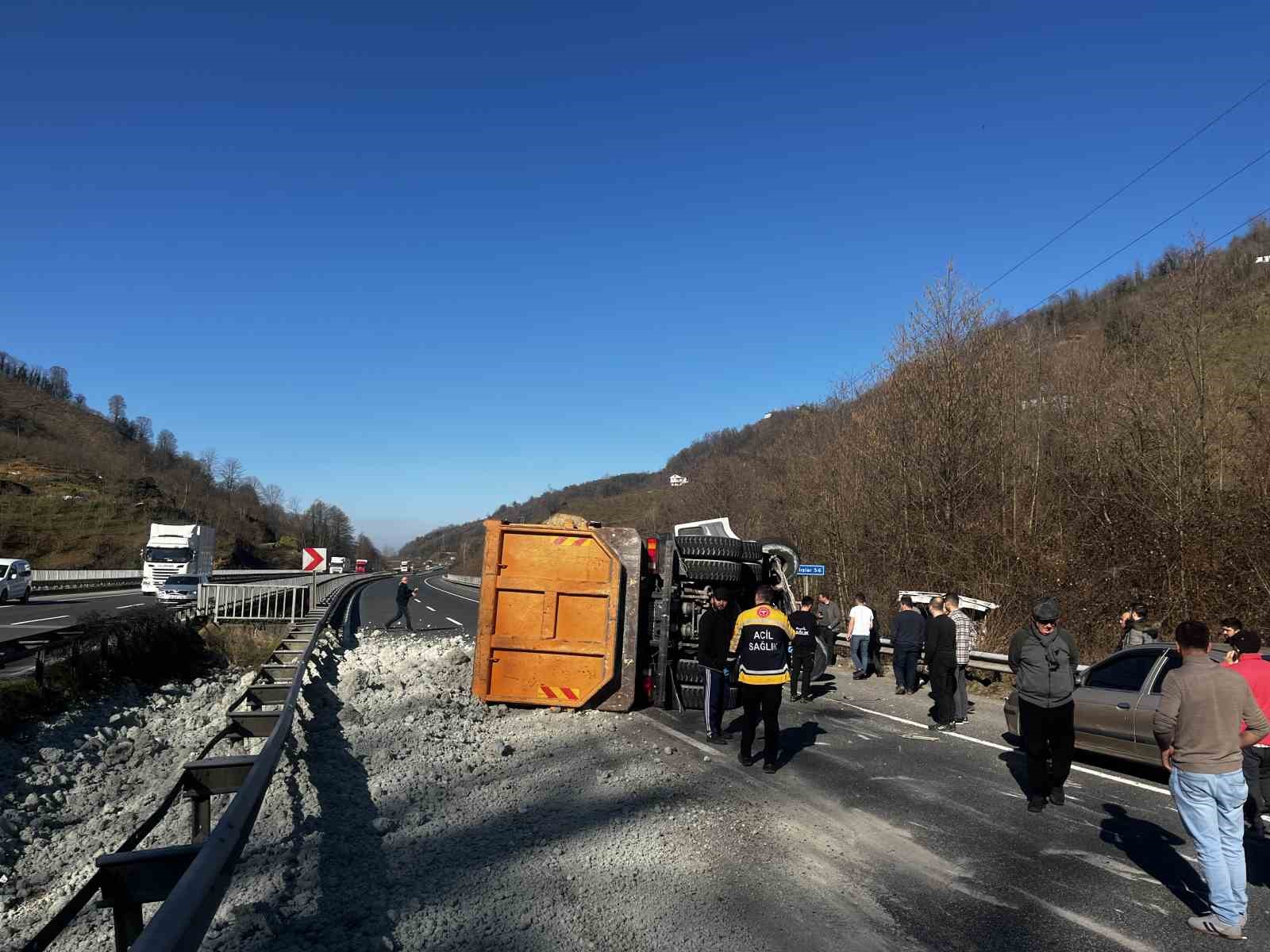 Kil y&uuml;kl&uuml; kamyon devrildi, sahil yolu bir saat ulaşıma kapandı: 1 yaralı
