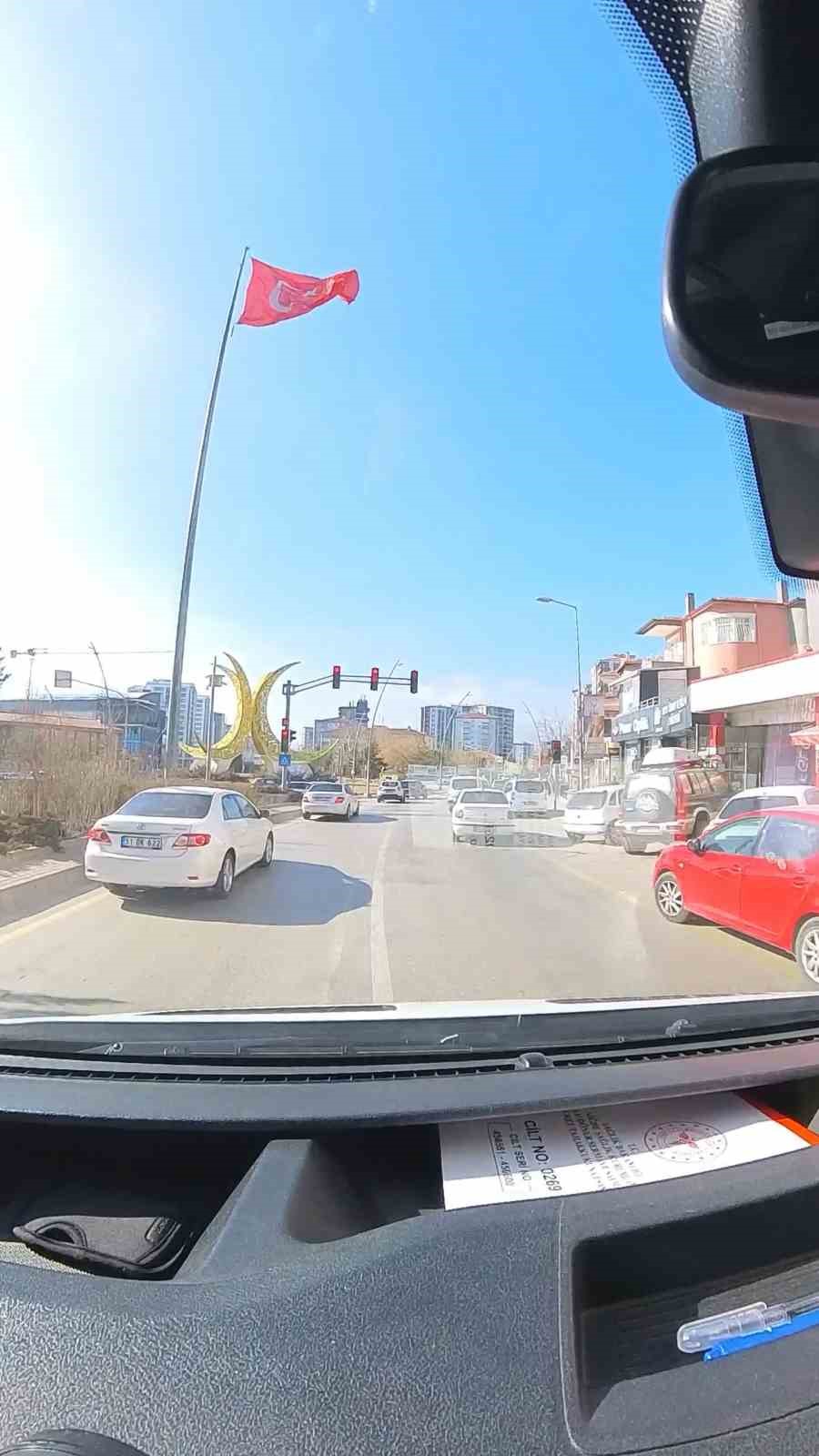 Niğde’de fermuar sisteminin uygulanışı; ’Yaşama yol ver’ diyerek paylaşıldı