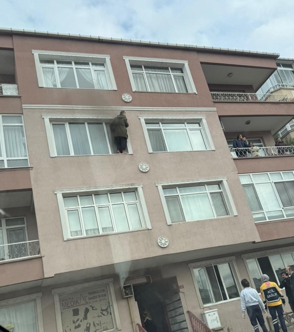 L&uuml;leburgaz&rsquo;da yangın: Vatandaşlar itfaiye merdivenleriyle kurtarıldı
