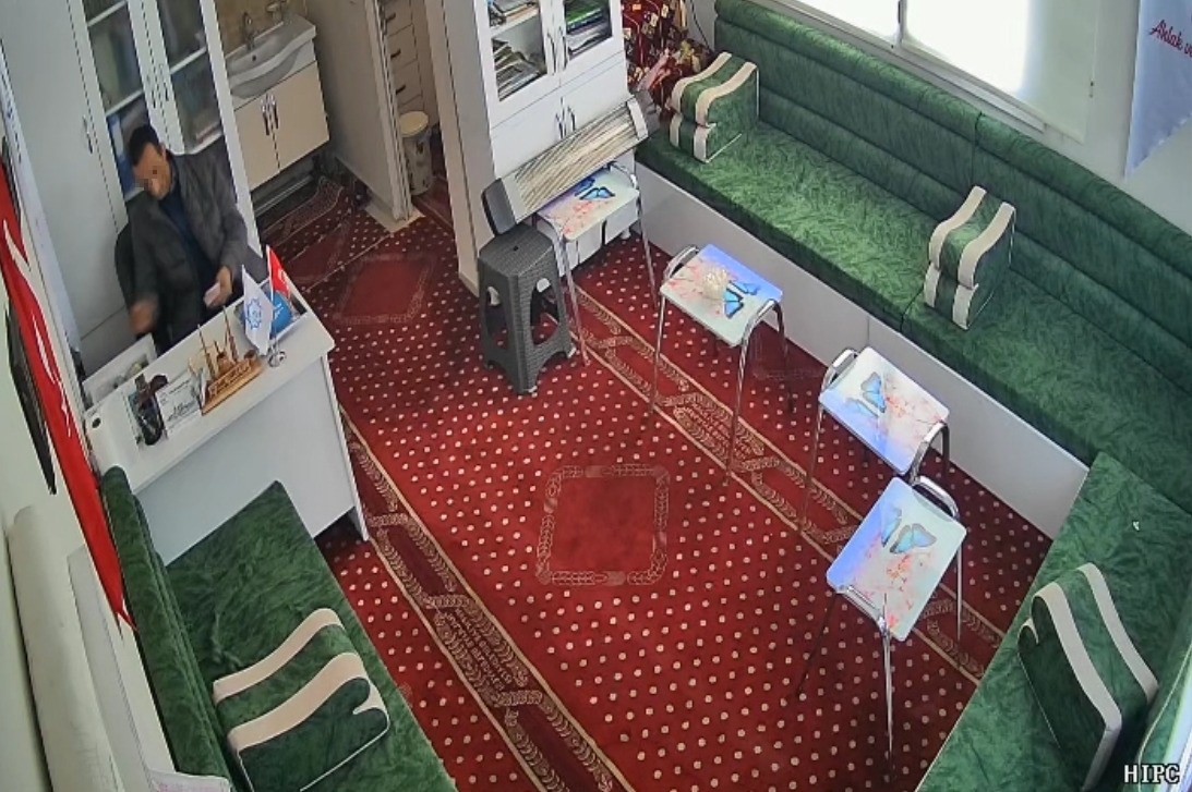Şanlıurfa’da camide hırsızlık anı kamerada