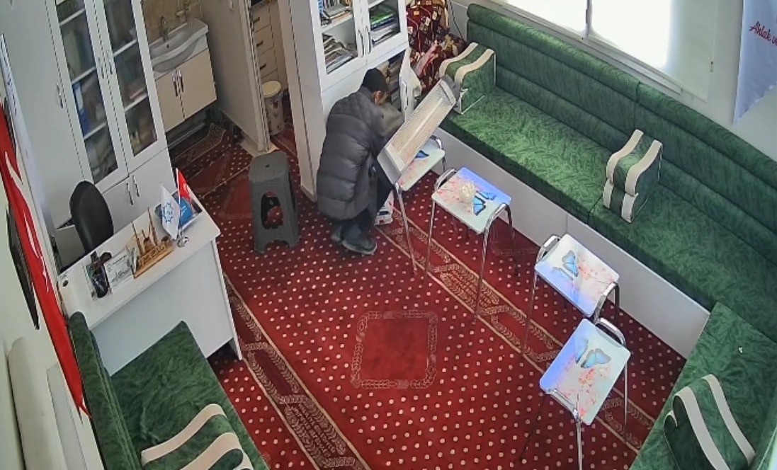 Şanlıurfa&rsquo;da camide hırsızlık anı kamerada
