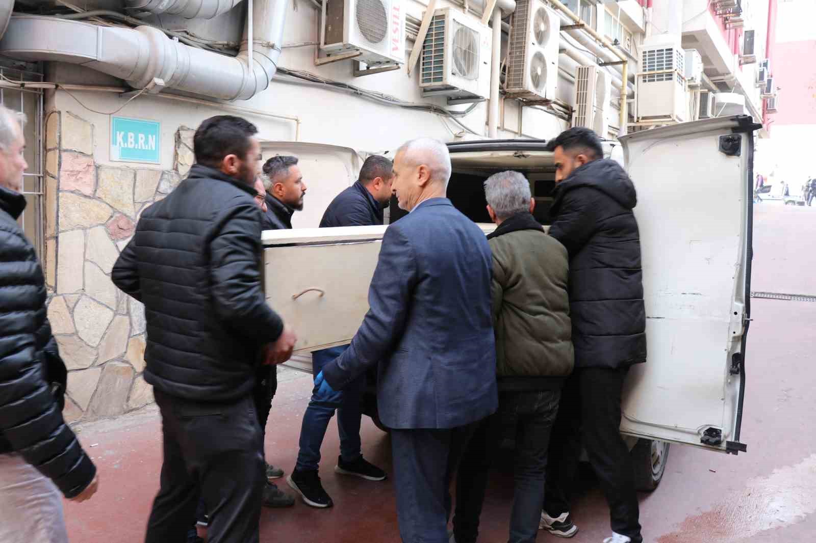 Eğlence mekanında bı&ccedil;akla yaralanan gen&ccedil; hayatını kaybetti
