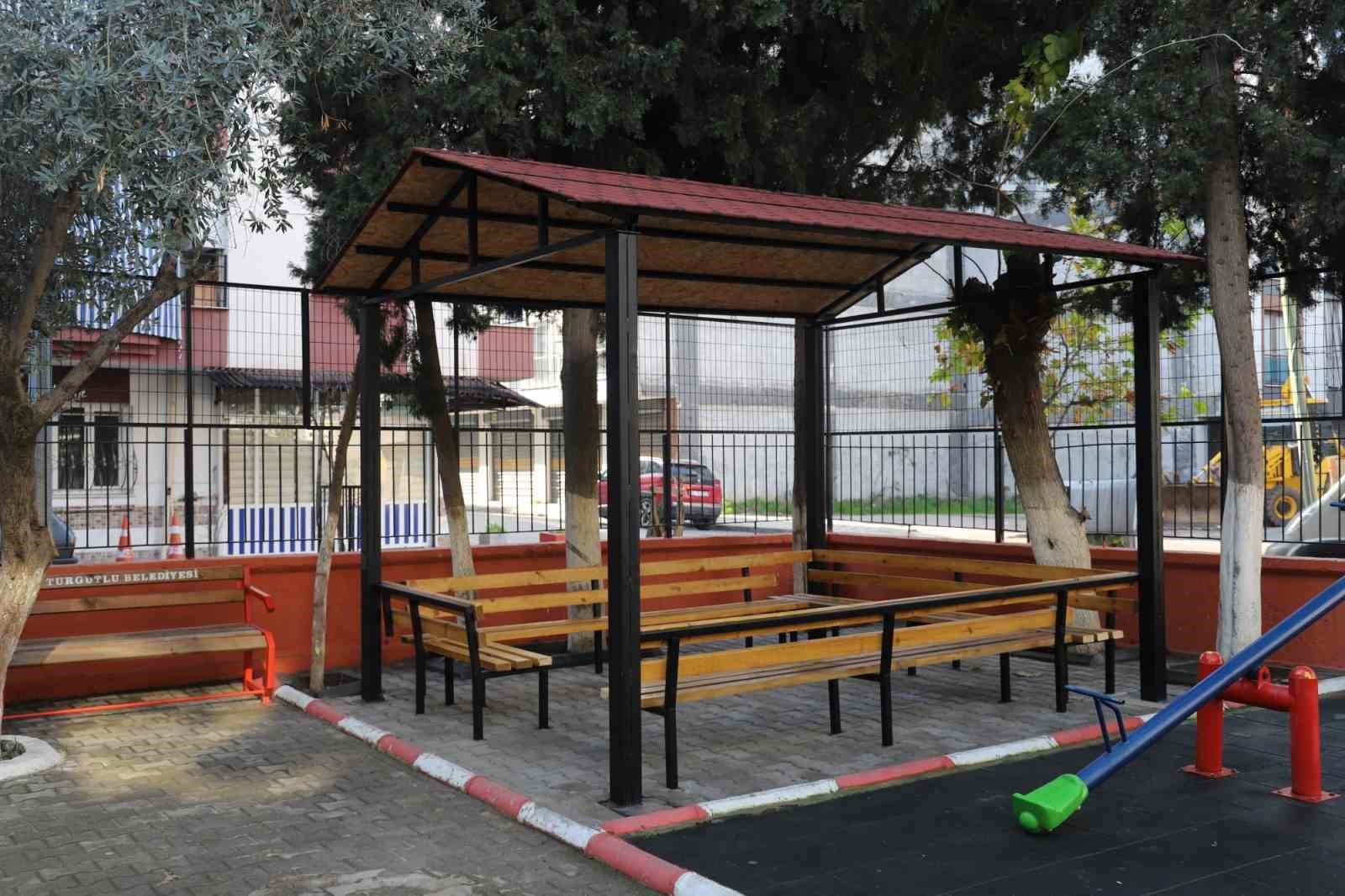 Turgutlu&rsquo;nun park ve bah&ccedil;elerinde yoğun &ccedil;alışma

