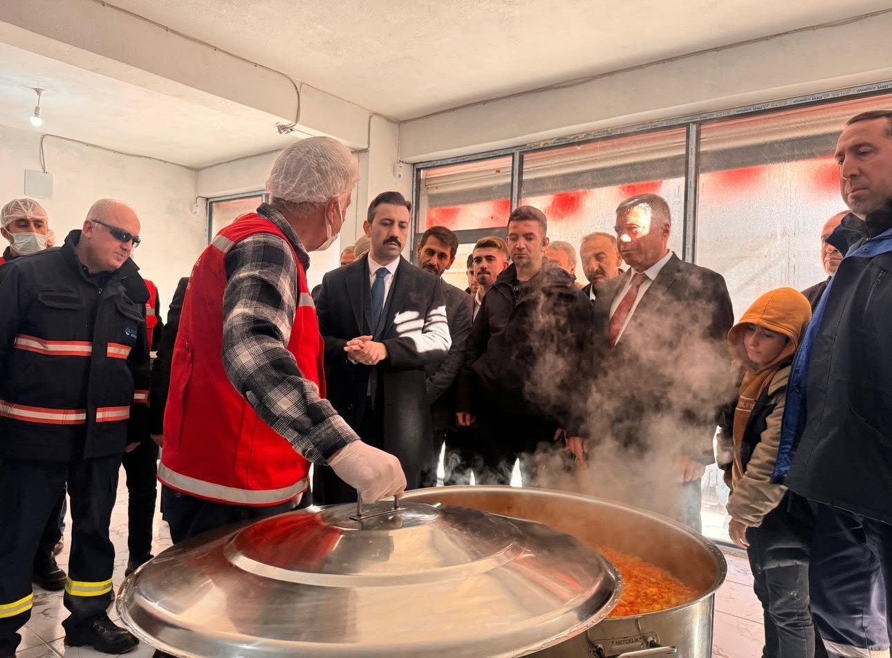 Mardin&rsquo;de g&uuml;nl&uuml;k 300 kişiye yemek yardımı yapan aş evinin a&ccedil;ılışı ger&ccedil;ekleştirildi
