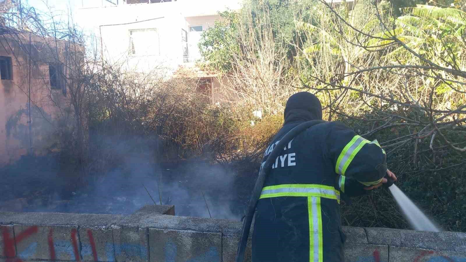 Samandağ&rsquo;da bah&ccedil;e yangını

