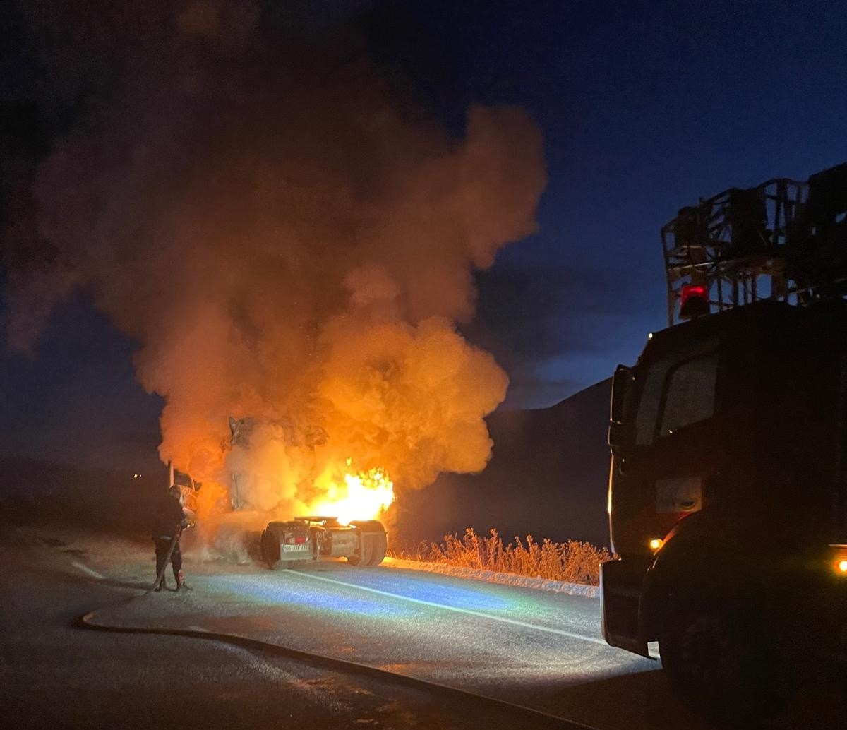 Van’da seyir halinde tır alev alev yandı