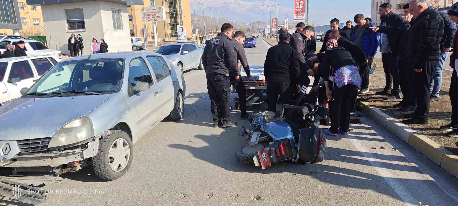 Otomobille &ccedil;arpışan motosikletin s&uuml;r&uuml;c&uuml;s&uuml; ağır yaralandı
