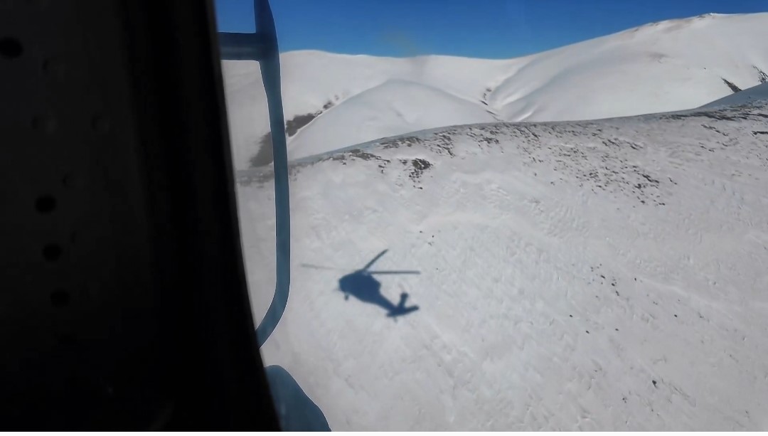 Bitlis Valisi Karakaya karakol ve üs bölgelerini havadan inceledi
