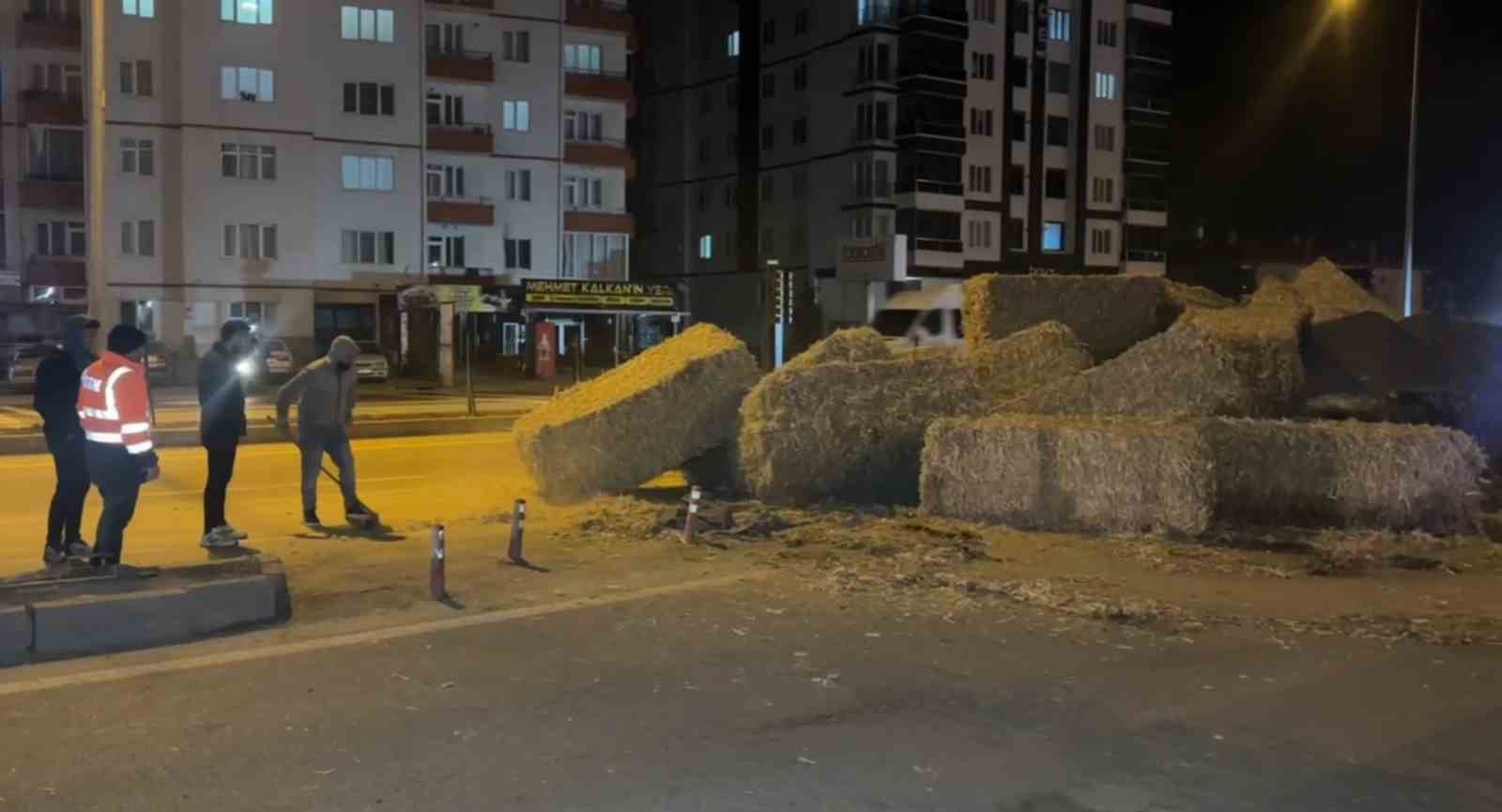 Aksaray’da tırdaki saman balyaları yola savruldu
