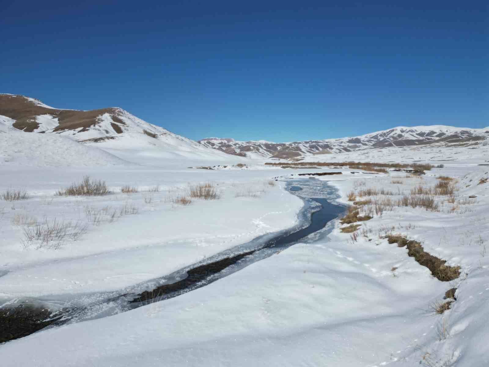 Şırnak’ta buz tutan menderesler havadan görüntülendi