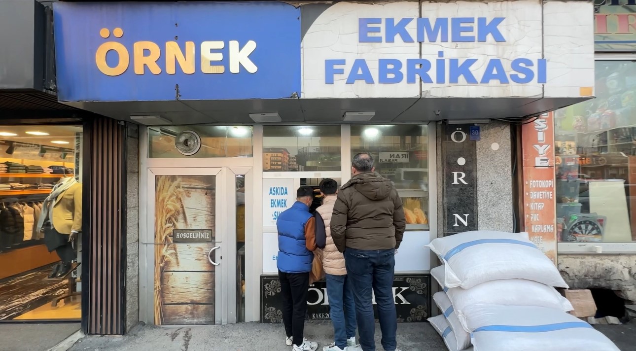 Y&uuml;ksekovalı esnaf g&uuml;nl&uuml;k 200 ekmek dağıtıyor
