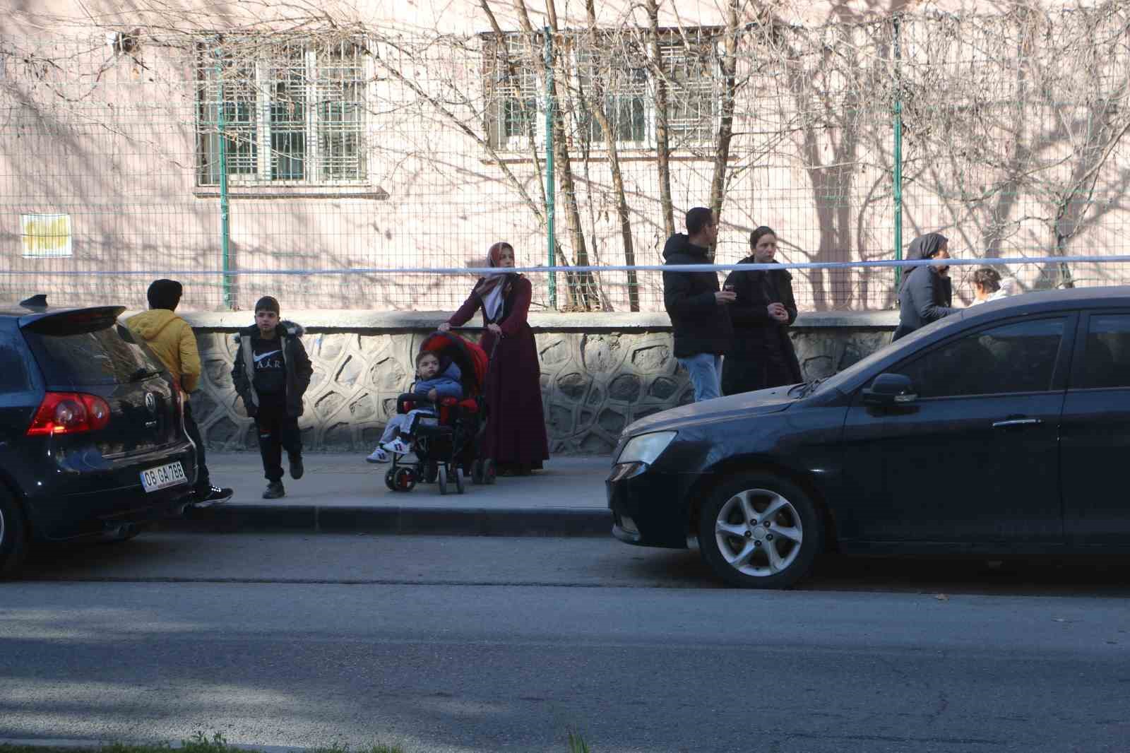 Diyarbakır’da depremden etkilenen ağır hasarlı binaların yıkımı devam ediyor
