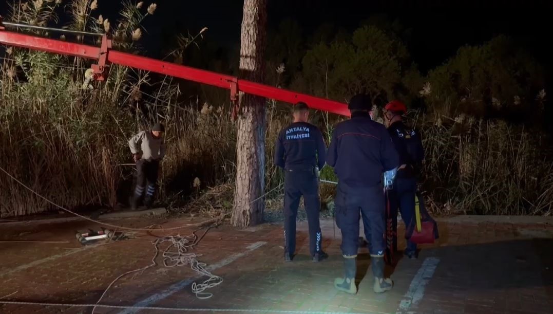 &Ccedil;ayda bataklığa saplanan kadın, vincin halatıyla kurtarıldı
