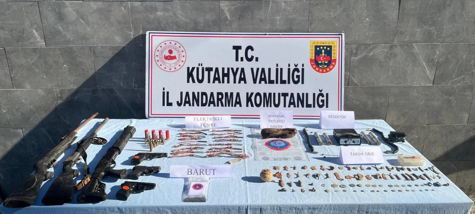 Kütahya’da tarihi eserler ve patlayıcı madde ele geçirildi