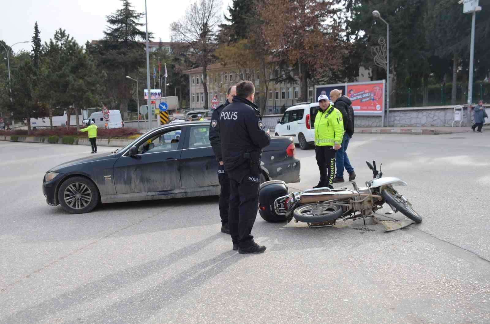 Bilecik’te motosiklet ile otomobil çarpıştı, 1 kişi yaralandı