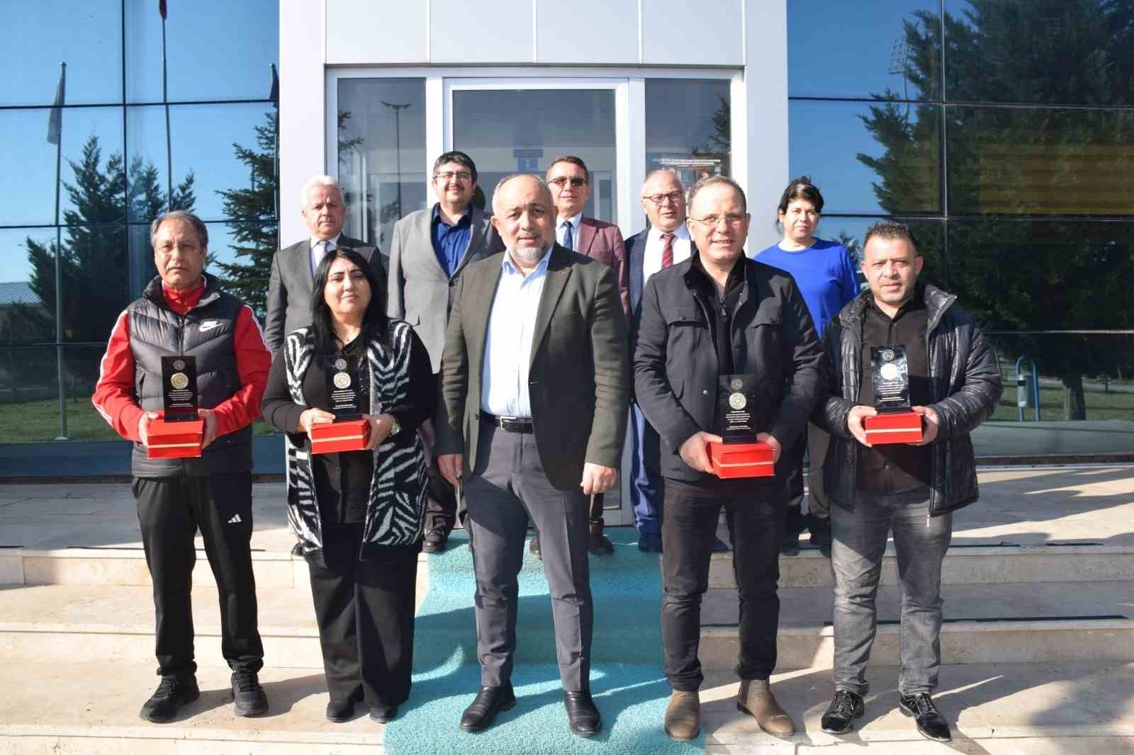 Emekliye ayrılan personeller plaketle uğurlandı