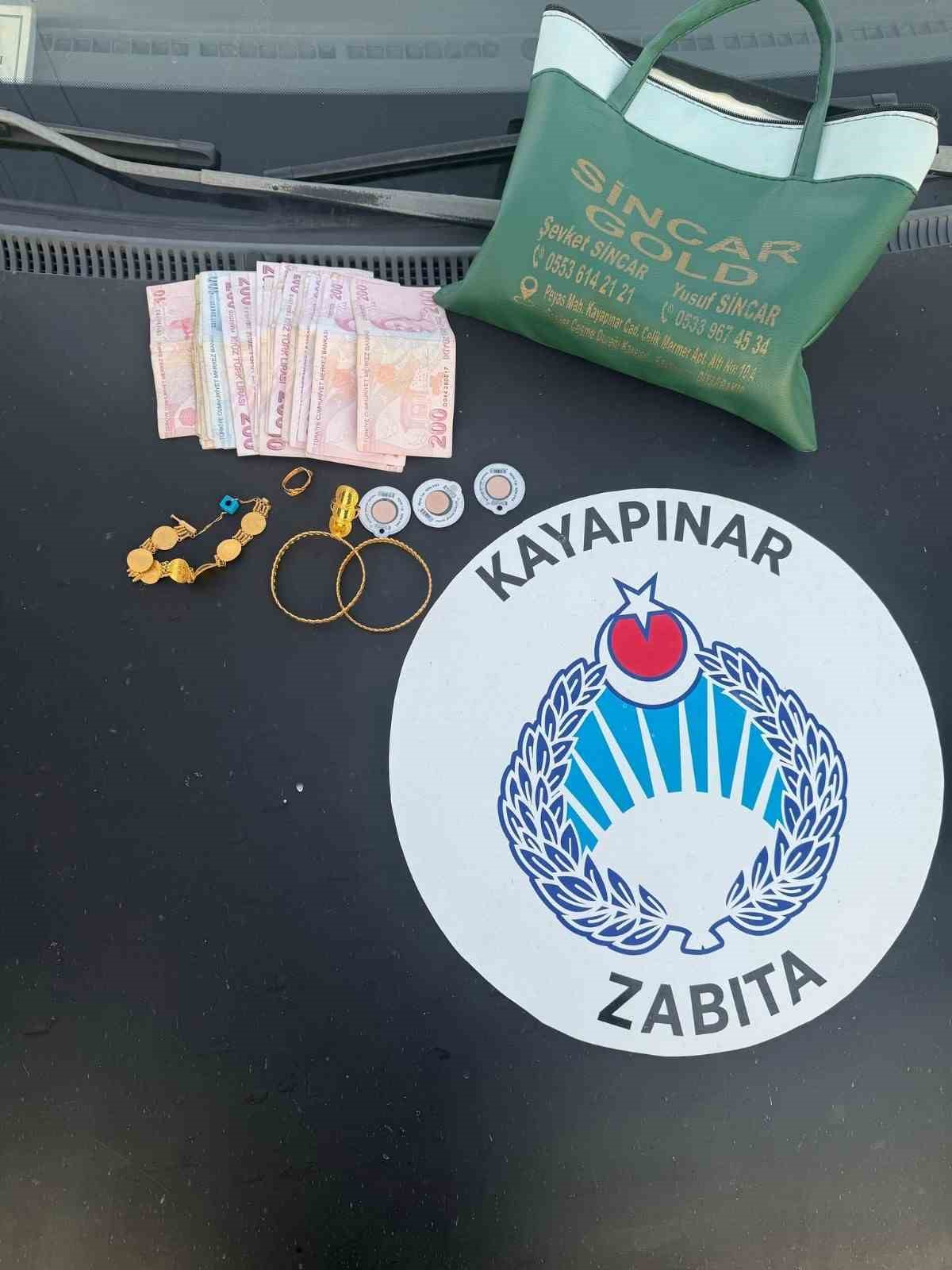 Diyarbakır’da belediye personelinin yerde bulduğu para ve altın sahibine teslim edildi
