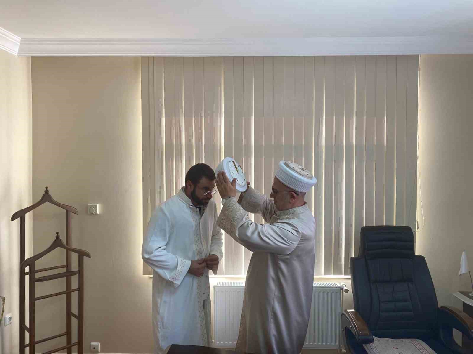 Emet&rsquo;te yeni atanan 3 din g&ouml;revlisine c&uuml;bbe ve fes giydirildi
