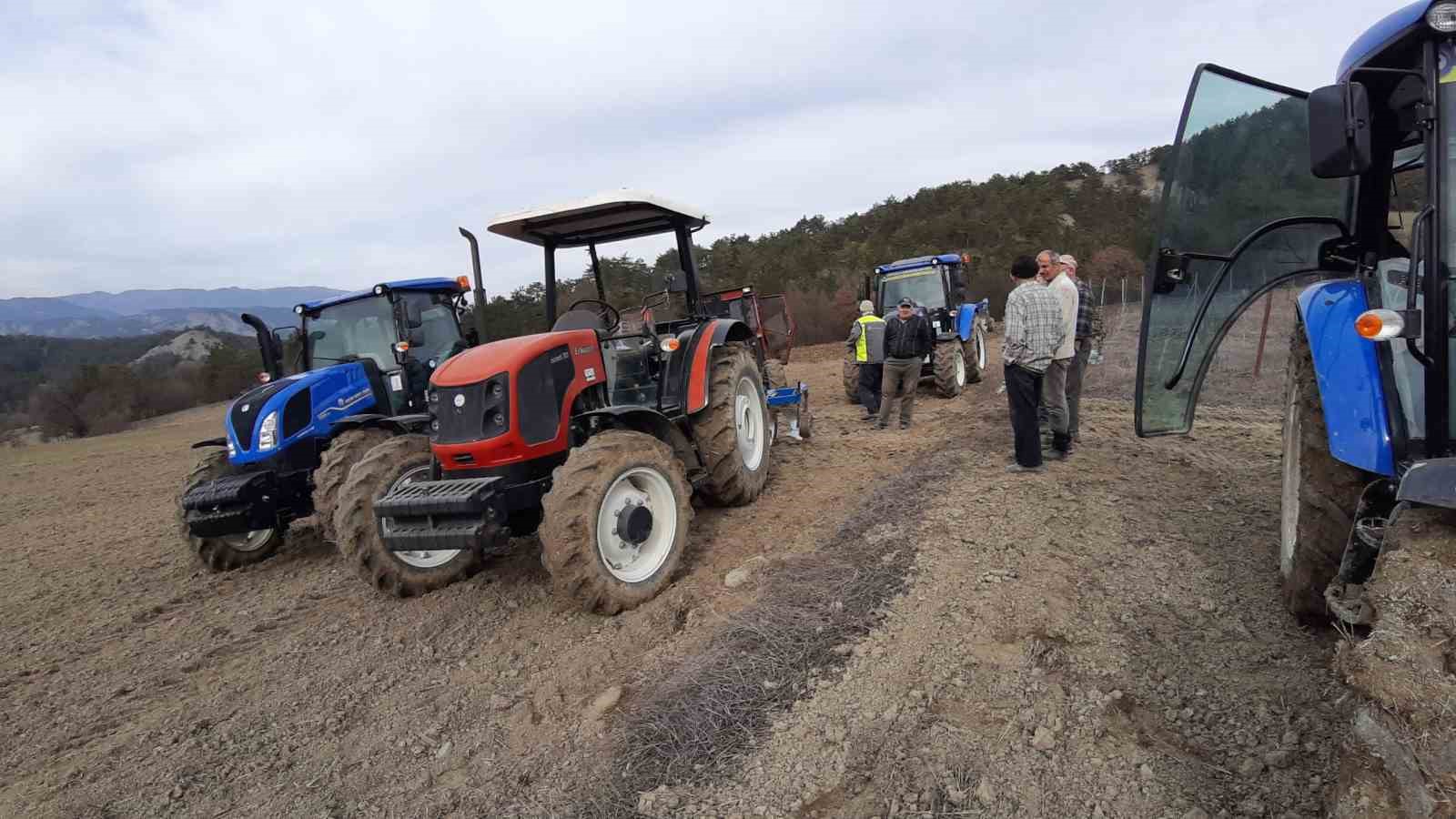 Köye ait tarlayı hep beraber ektiler: Geliriyle köyün ihtiyaçları karşılanacak