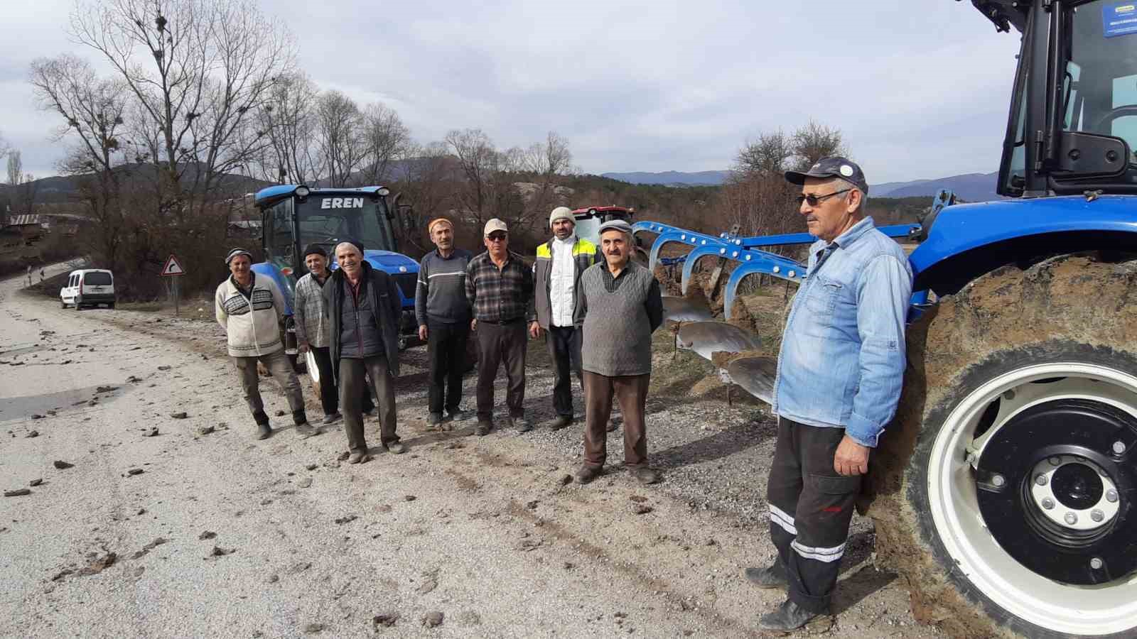 Köye ait tarlayı hep beraber ektiler: Geliriyle köyün ihtiyaçları karşılanacak
