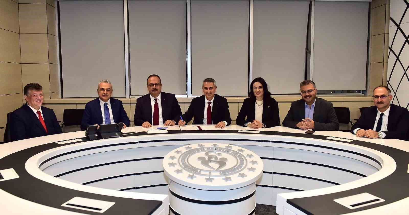 Adnan Menderes Stadyumu imzalar atıldı