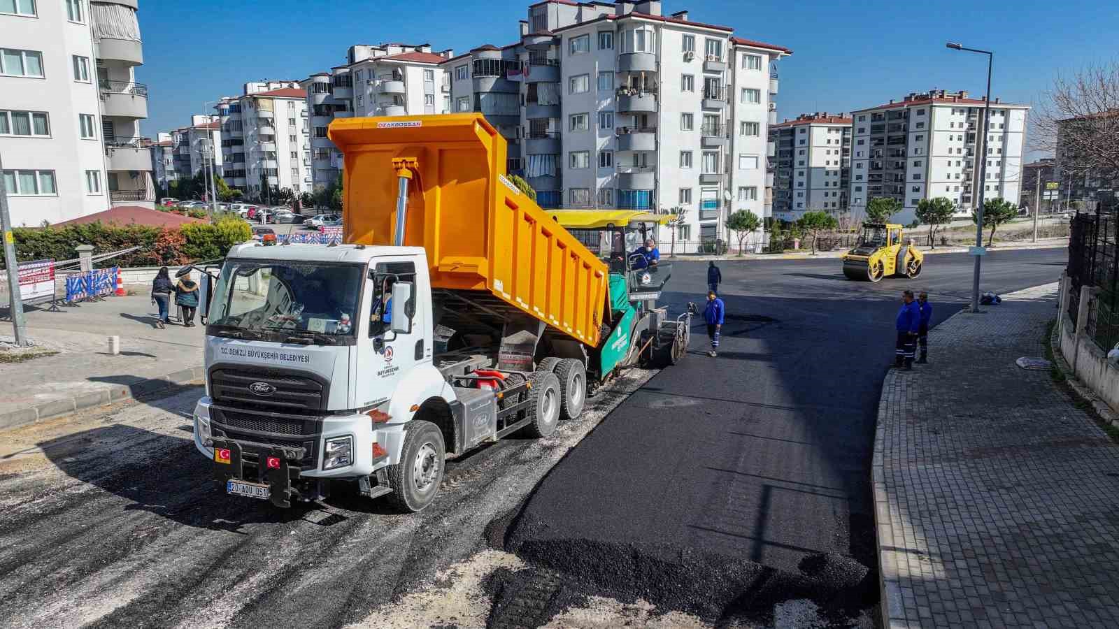 Denizli Büyükşehir, yol çalışmalarına devam ediyor
