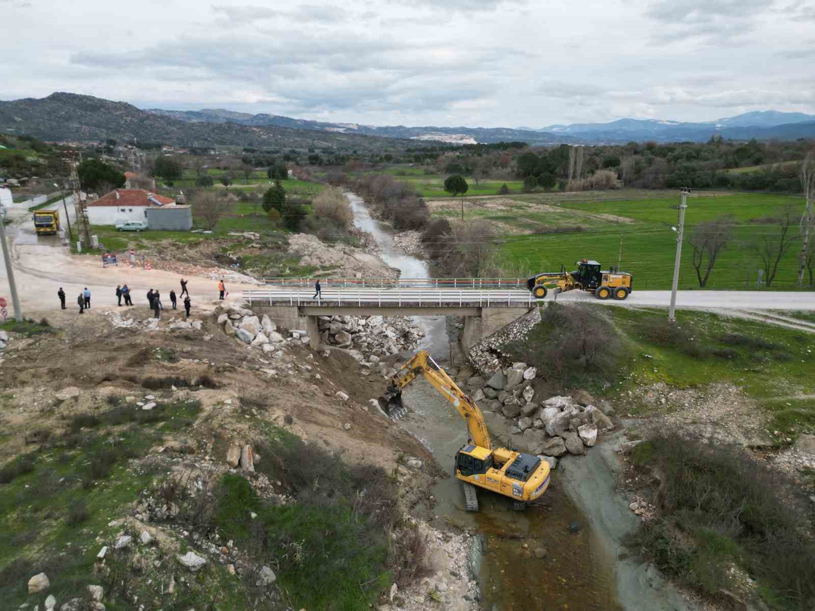 Yağışlarda çökme yaşanan köprü Büyükşehir ekiplerince yapılıyor
