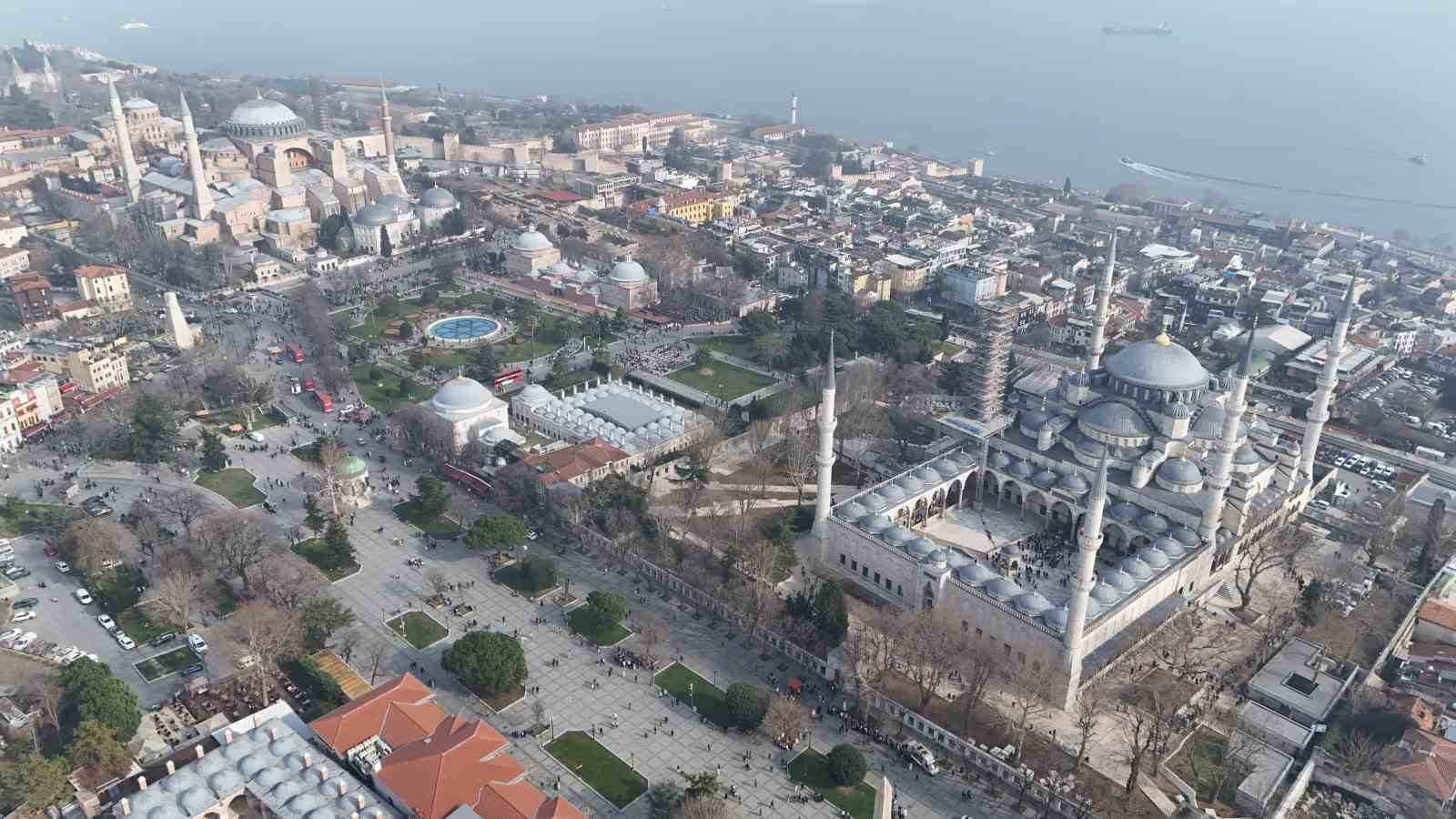 Tatili ve güzel havayı fırsat bilen yerli turistler Ayasofya Camii’ne akın etti
