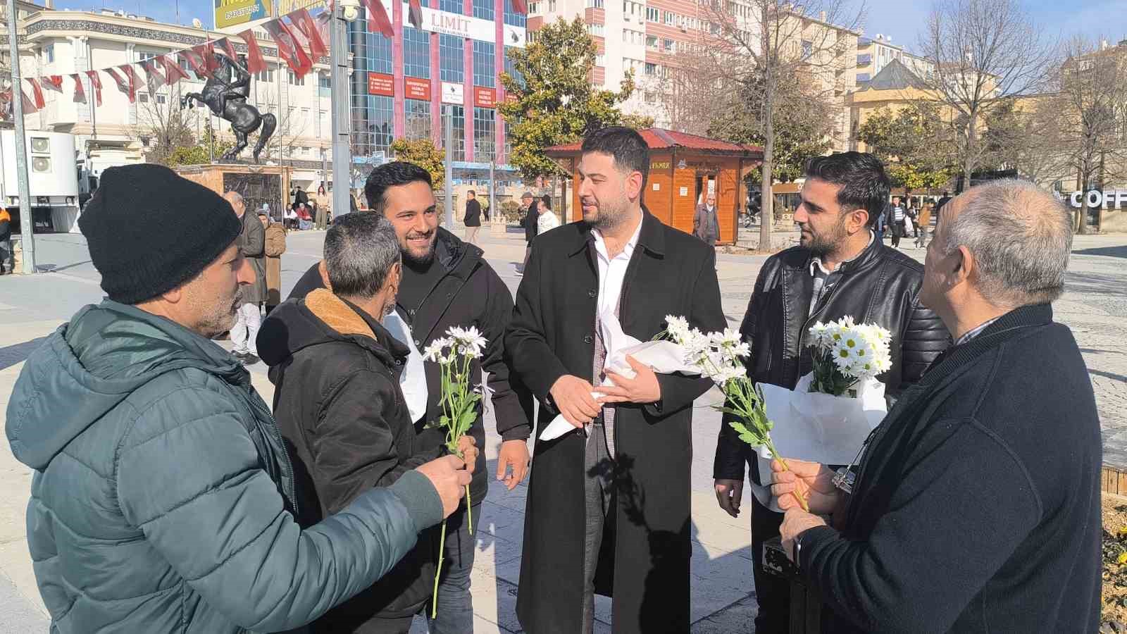 ’Dünya Tersine Günü’nde erkekleri çiçekle mutlu ettiler