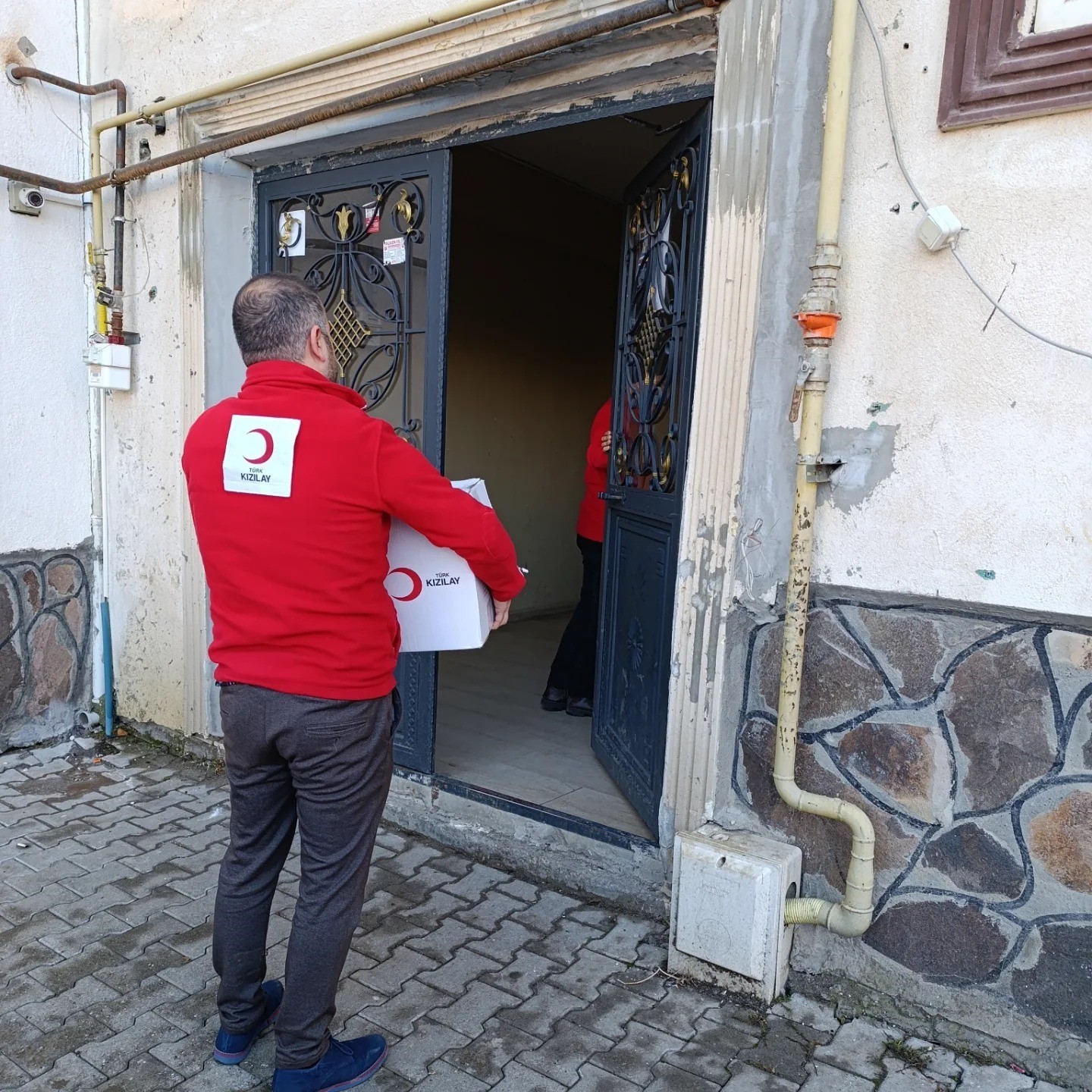 Kızılay Muş Şubesi, ihtiyaç sahiplerine yardım ulaştırmaya devam ediyor
