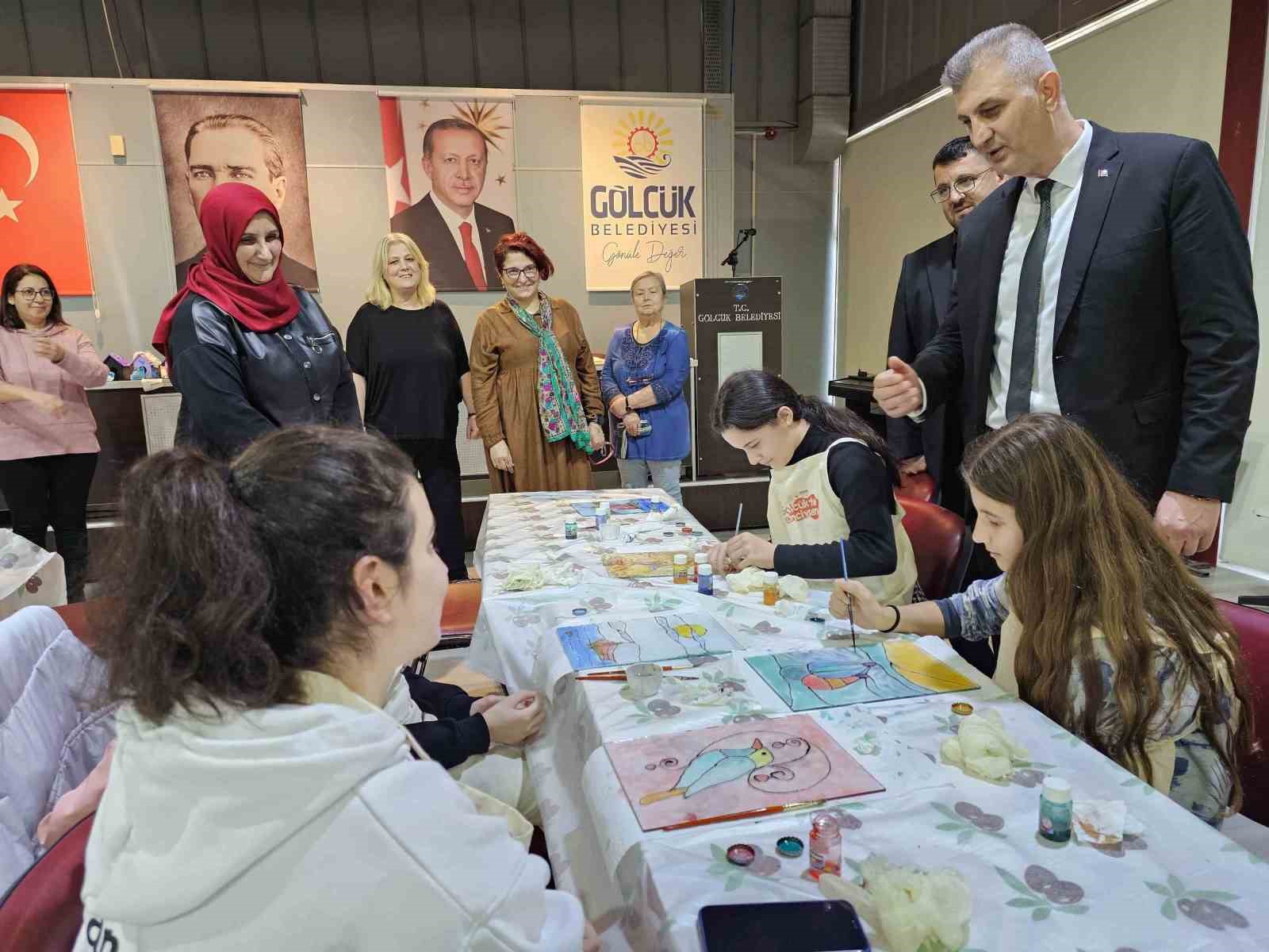 Gölcüklü öğrenciler karne tatilini sanatla doldurdu
