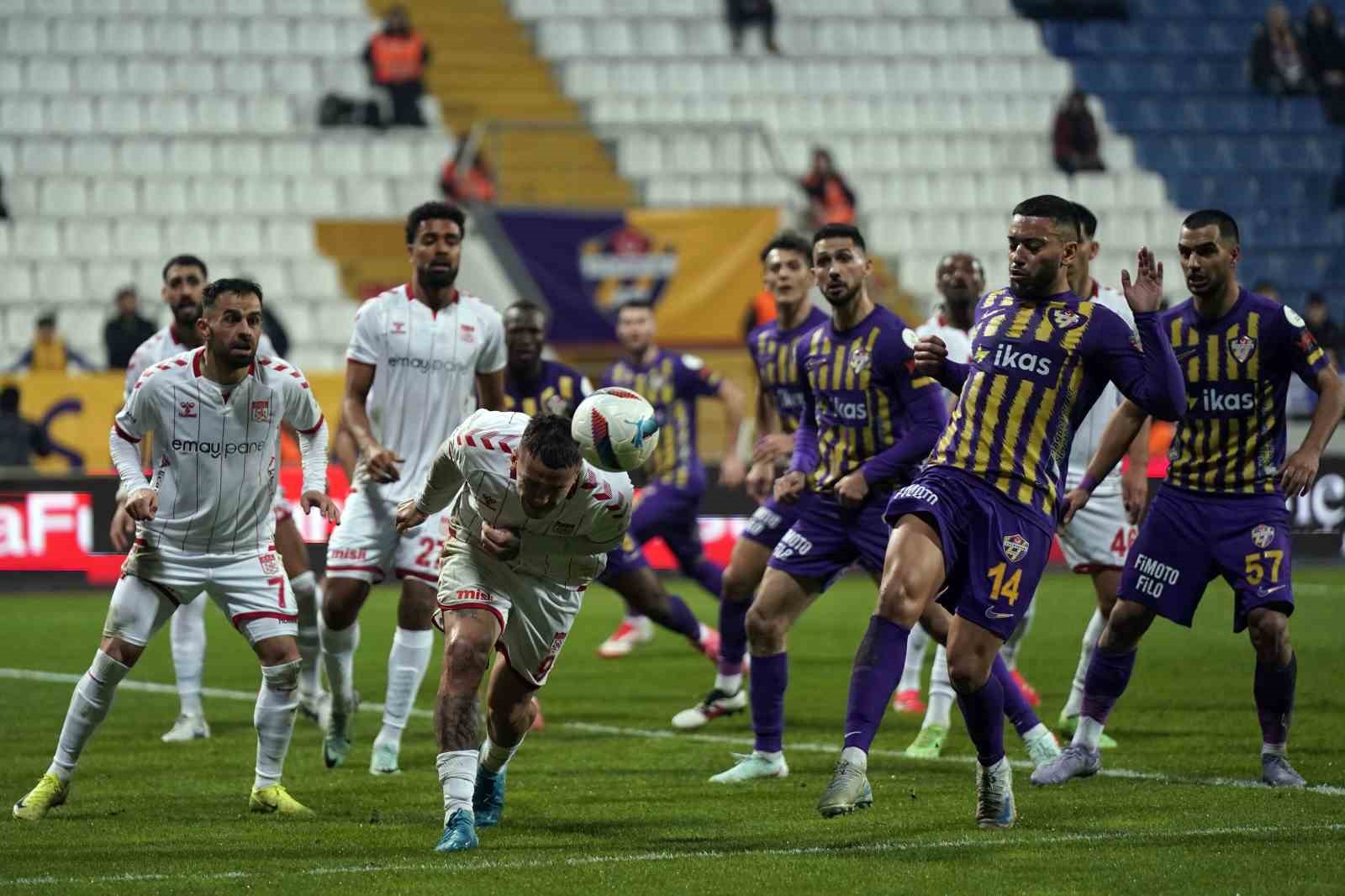 Trendyol Süper Lig: Eyüpspor: 0 - Sivasspor: 0 (İlk yarı)
