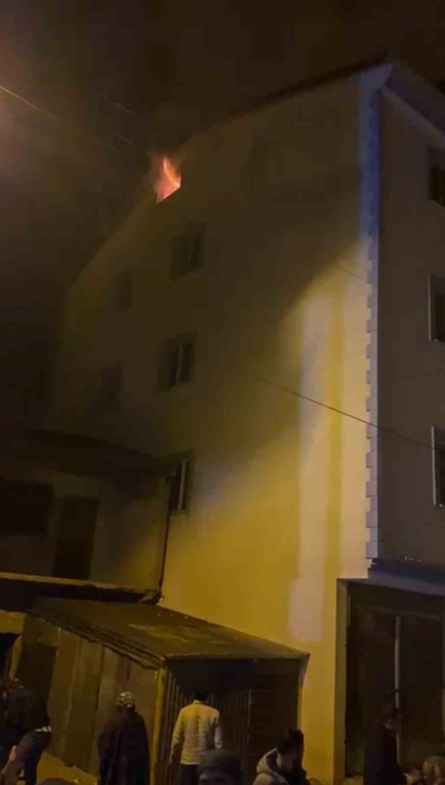 Sivas’ta çatı da çıkan yangın paniğe neden oldu