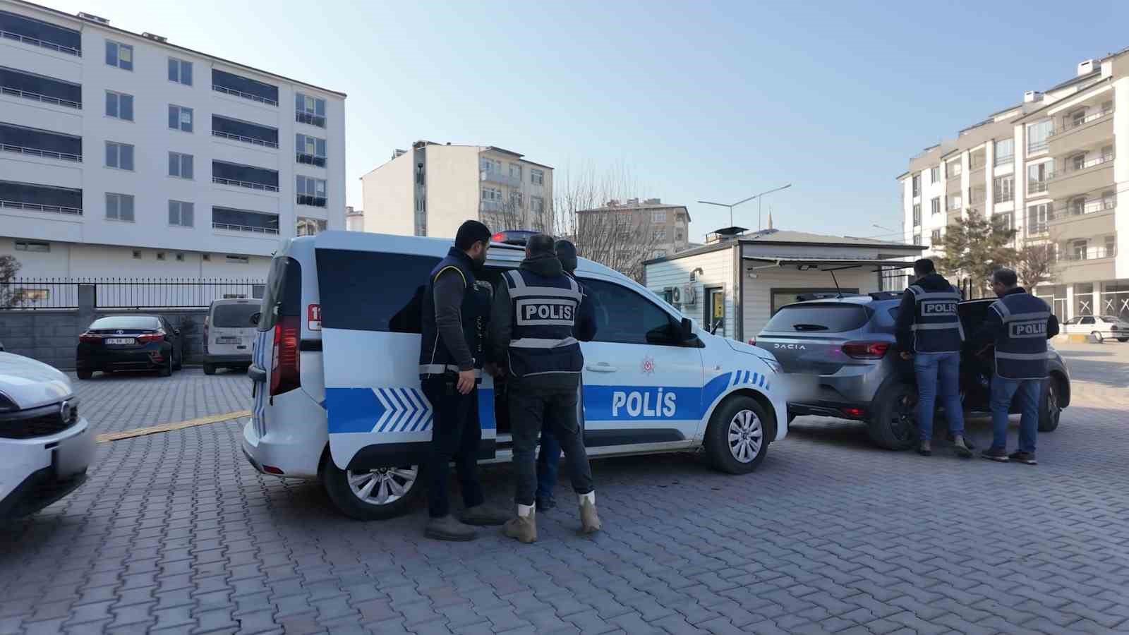 Iğdır&rsquo;da g&ouml;&ccedil;men ka&ccedil;ak&ccedil;ılığı operasyonu: 4 d&uuml;zensiz g&ouml;&ccedil;men yakalandı, 2 ş&uuml;pheli tutuklandı
