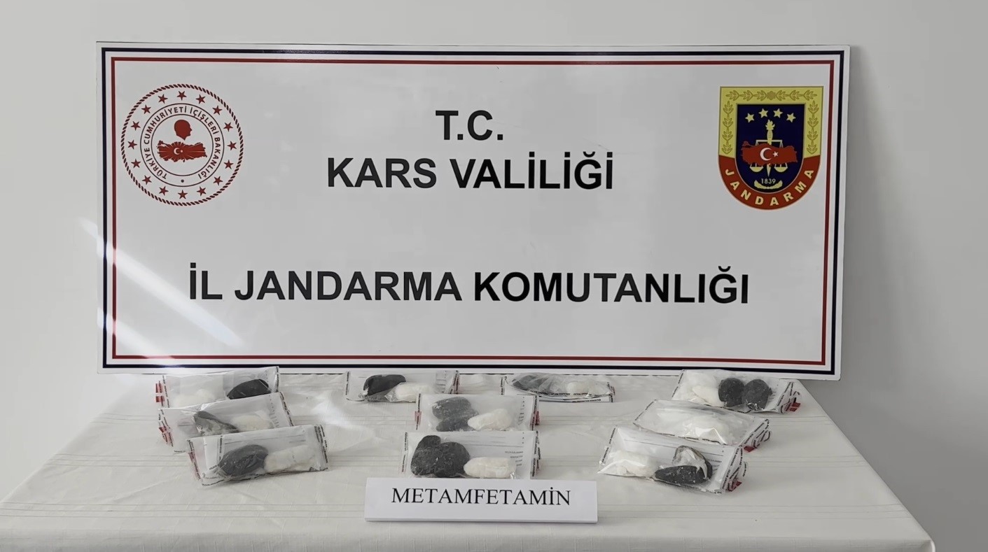 Kars&rsquo;ta İranlı yolcunun makatından uyuşturucu &ccedil;ıktı
