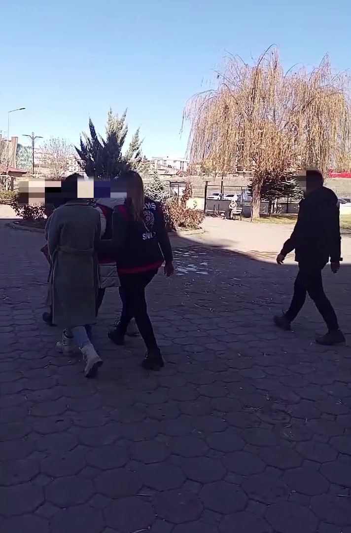 Hırsızlık i&ccedil;in tekrar geri d&ouml;nd&uuml;klerinde yakayı ele verdiler
