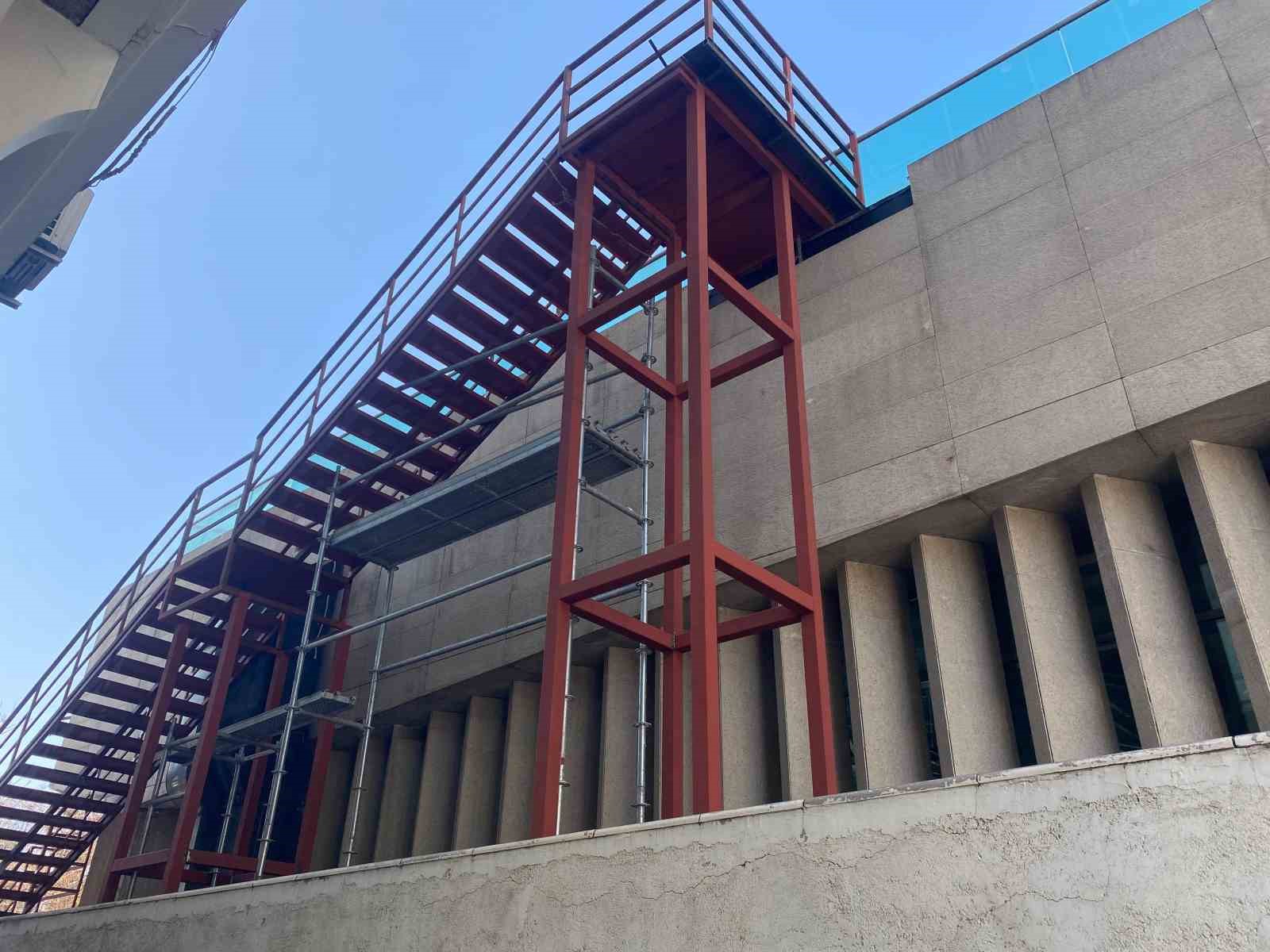 Bolu&rsquo;daki yangının ardından otellerde yangın merdiveni hareketliliği
