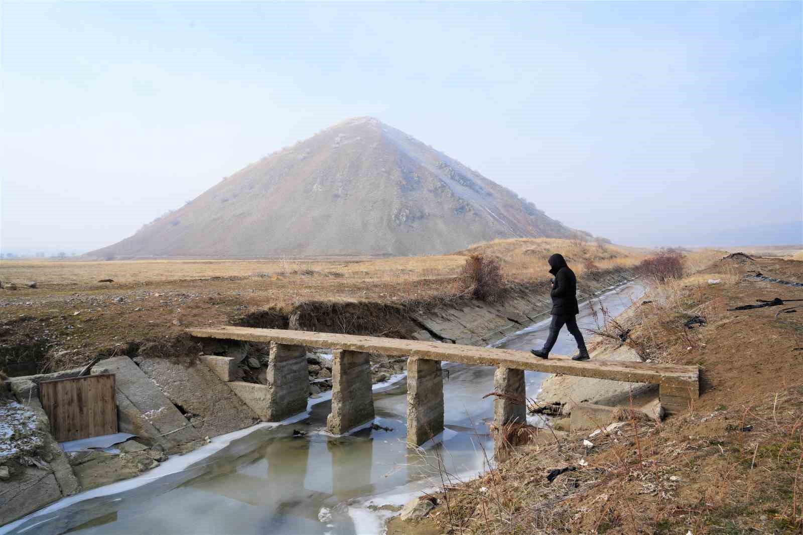 Muş’ta göletler ve akarsular buz tuttu
