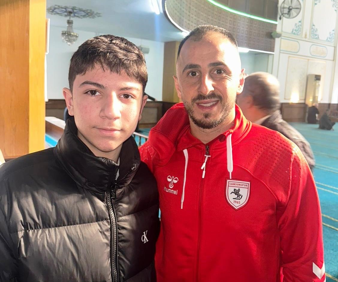 Kur’an kursunu tamamlayan çocuklara futbolculardan sürpriz