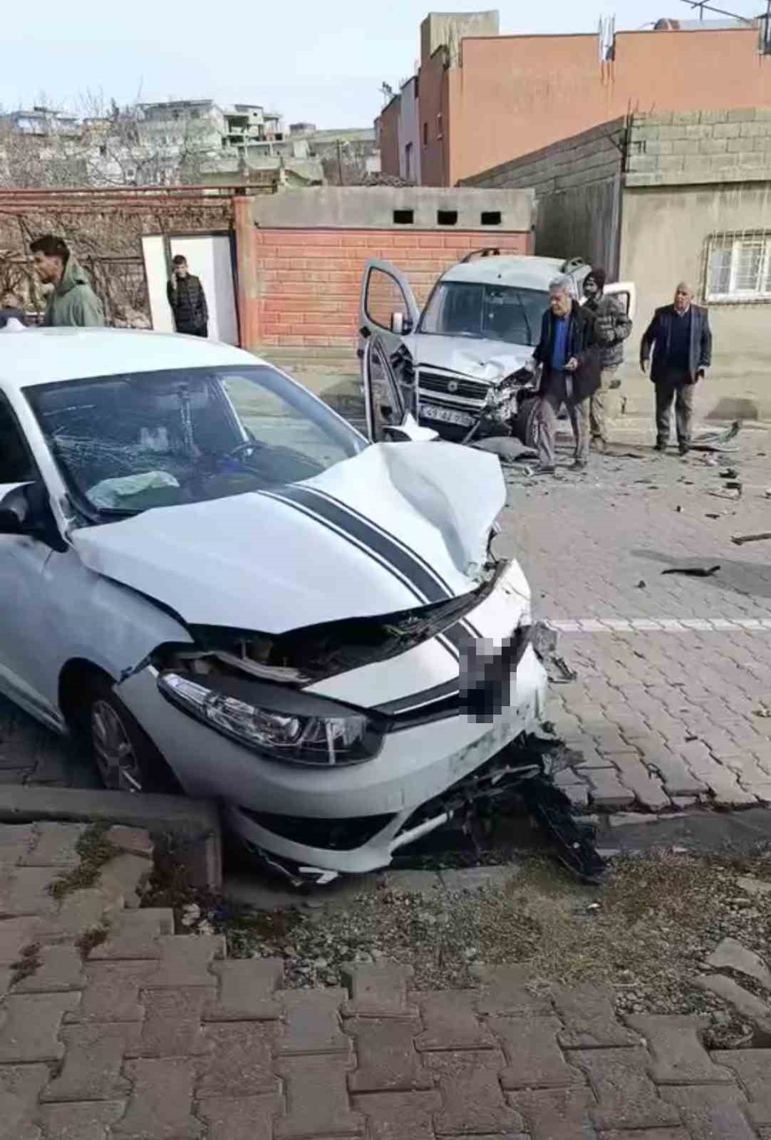 Batman’da hafif ticari araç ile otomobil çarpıştı: 2 yaralı