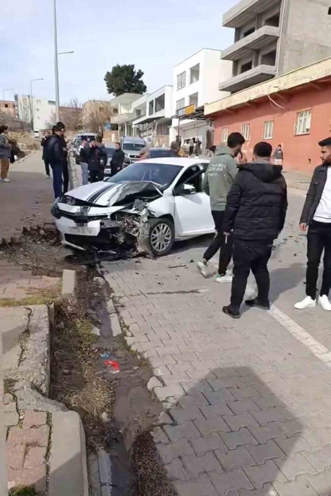 Batman&rsquo;da hafif ticari ara&ccedil; ile otomobil &ccedil;arpıştı: 2 yaralı
