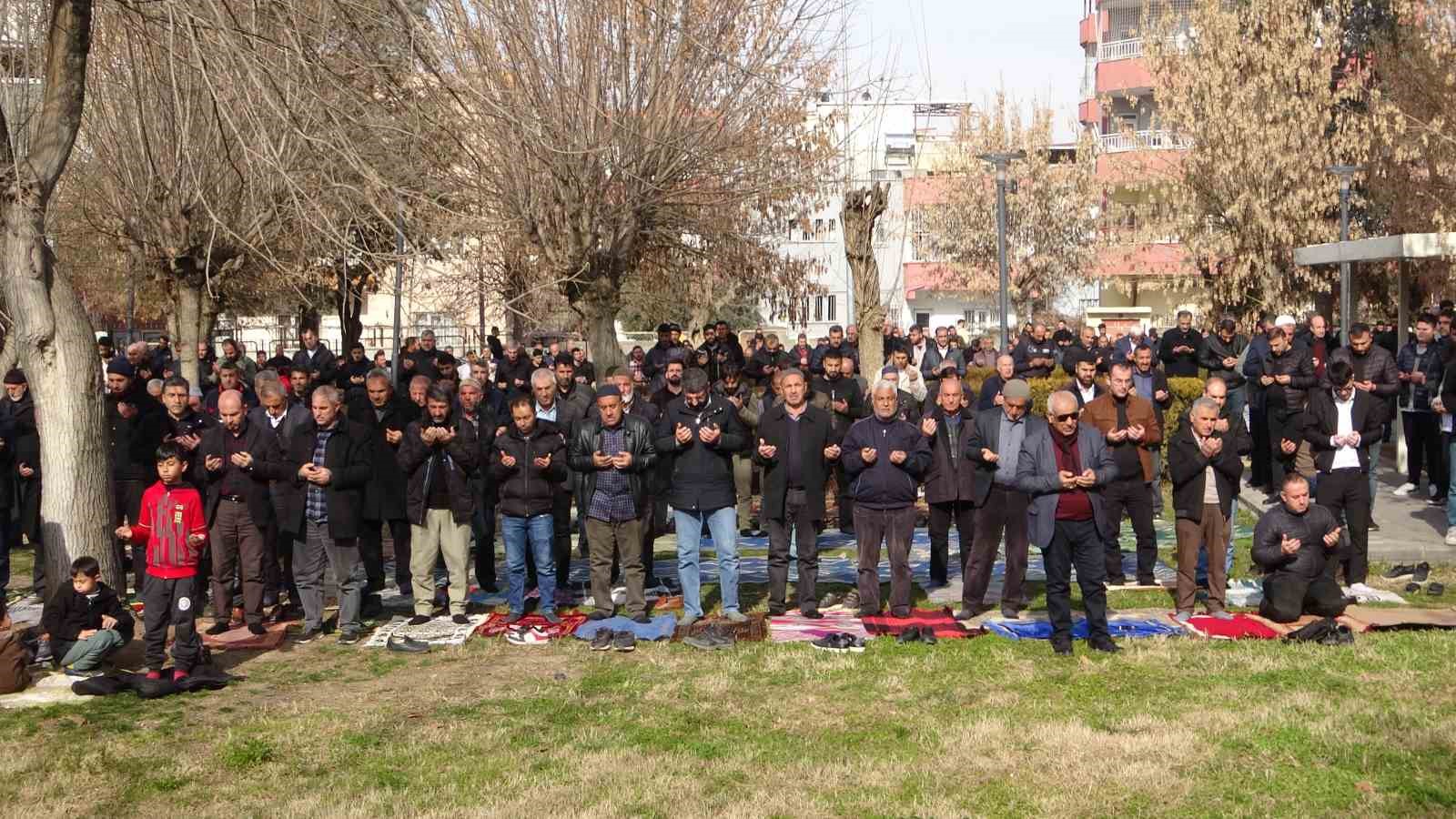 Batman&rsquo;da cuma namazı &ouml;ncesi yağmur duası yapıldı
