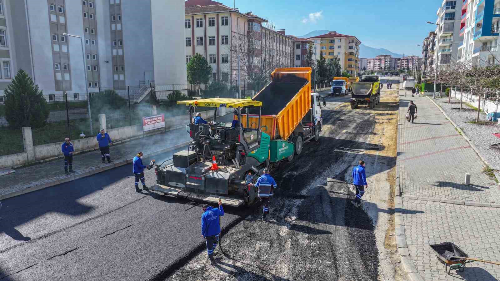 Denizli Büyükşehir, yol çalışmalarına devam ediyor