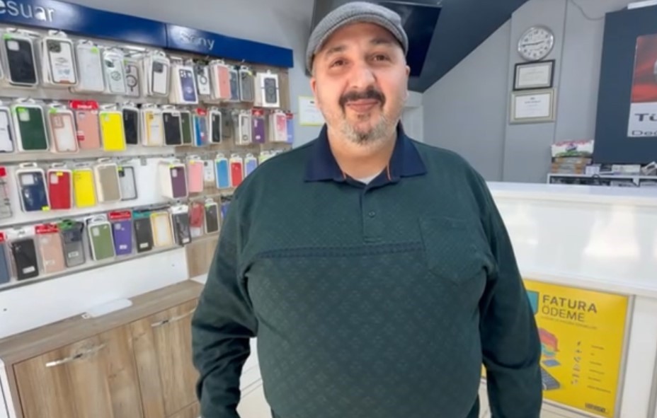 Tamir etmeye çalıştığı kapı bir anda tuzla buz oldu