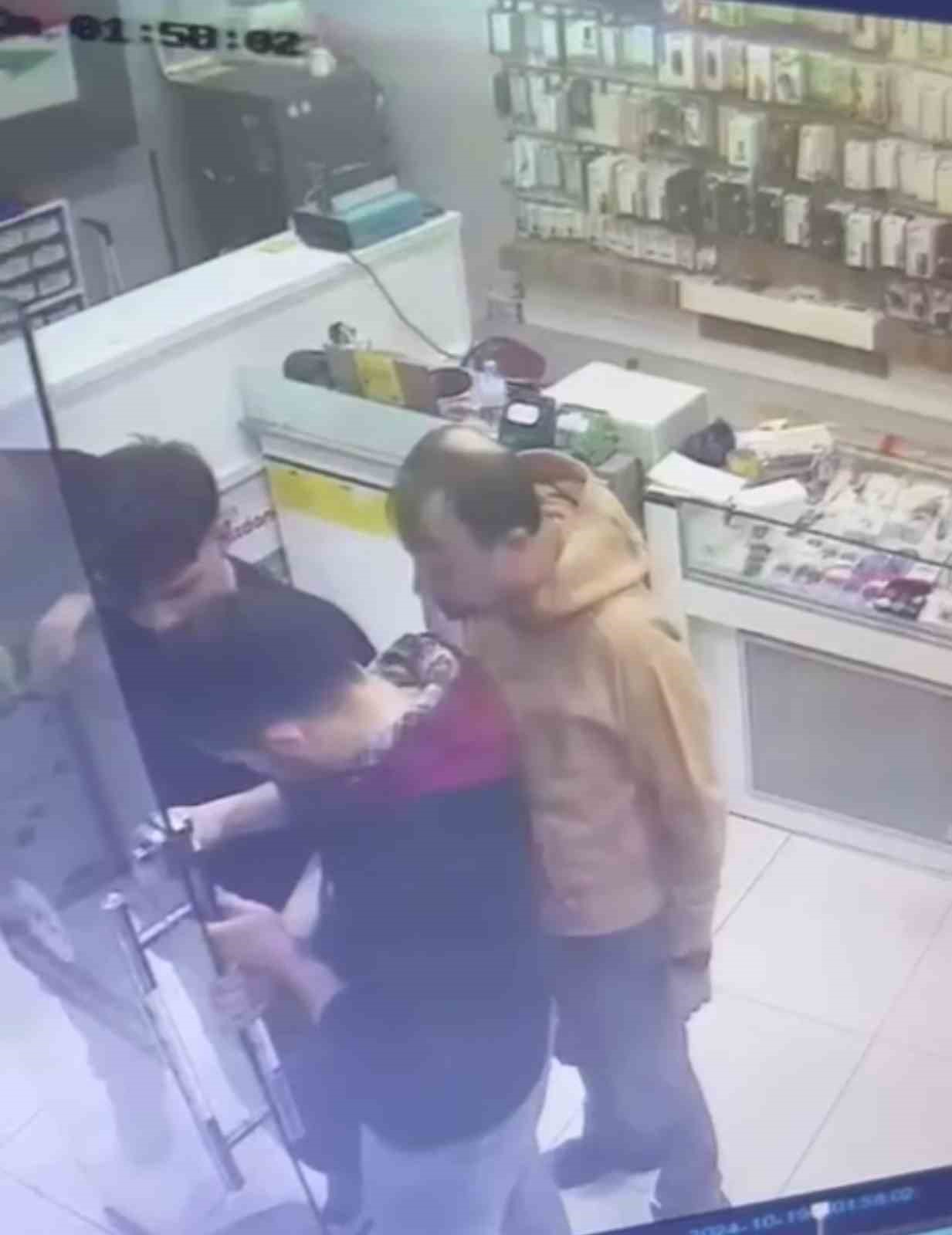 Tamir etmeye çalıştığı kapı bir anda tuzla buz oldu
