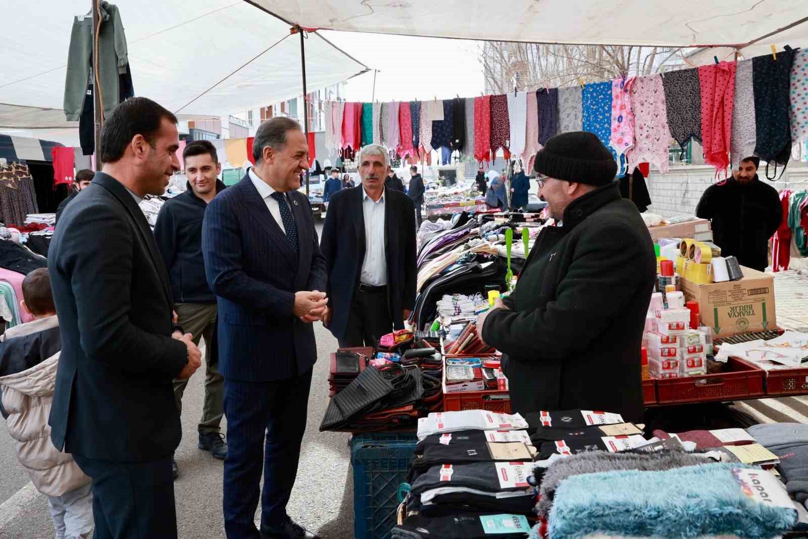 Vali Usta pazara indi, esnaf ve vatandaşla sohbet edip alışveriş yaptı