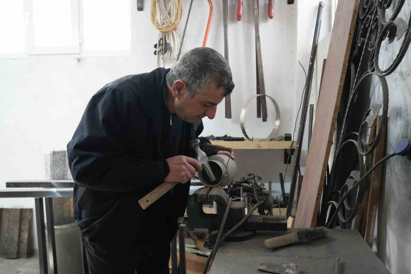 Çocukluğuna duyduğu özlem nedeniyle evini müzeye çevirdi