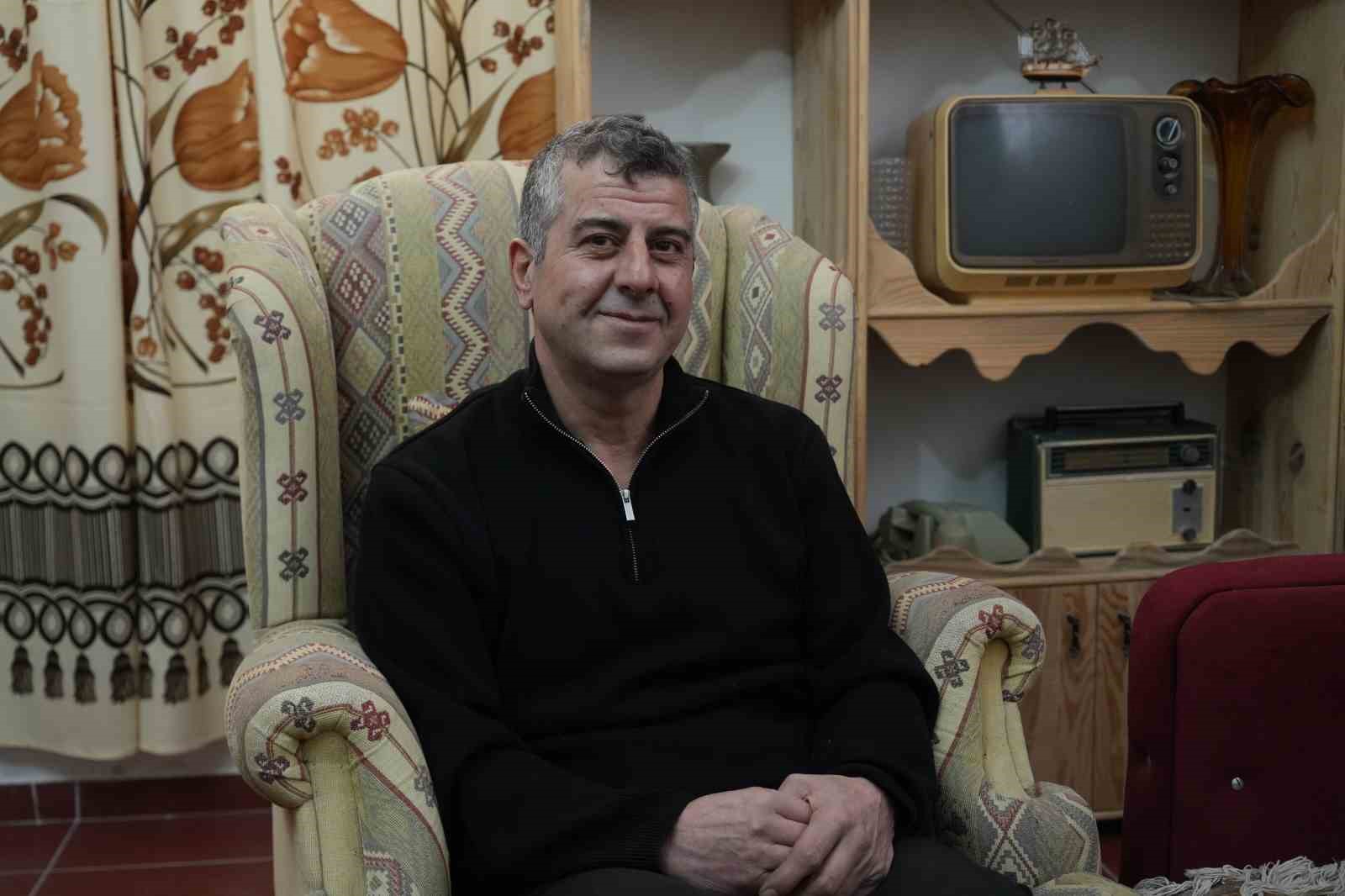 &Ccedil;ocukluğuna duyduğu &ouml;zlem nedeniyle evini m&uuml;zeye &ccedil;evirdi
