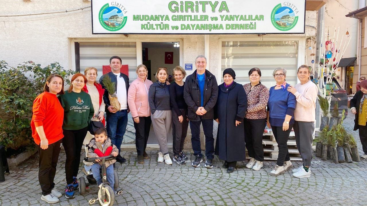 M&uuml;badele fidanları Muhtar İsmail Başaran&rsquo;a verildi
