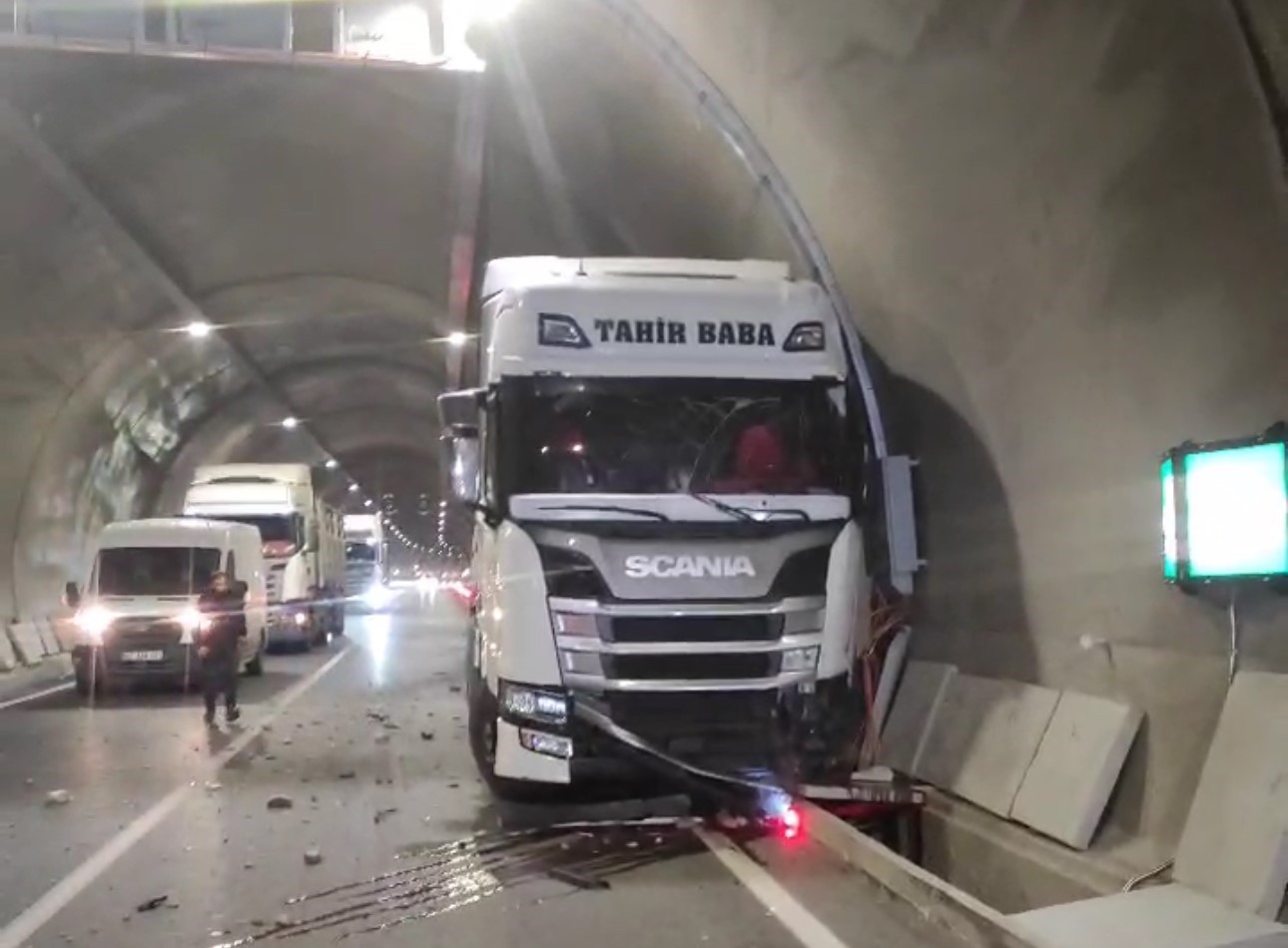Yeniköprü Tüneli’nde kaza: 1 yaralı